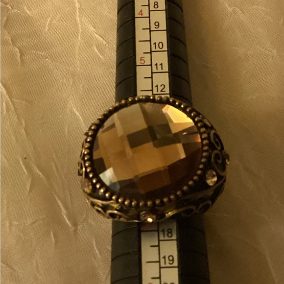 Ring copper colored with large jewel in middle & scrolled hearts on sides- Sz 8 - Picture 5 of 7